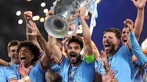 员们在场上
